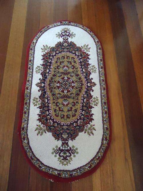HAND MACHINED WOOL OVAL RUG
