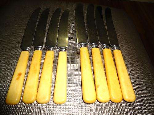 VINTAGE - SET OF 8 X BONE HANDLE VINERS LTD SHEFFIELD KNIVES