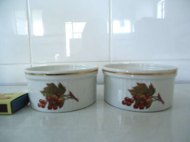 VINTAGE PAIR OF ROYAL WORCESTER SOUFFLE RIBBED DISHES
