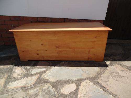 VINTAGE LARGE SOLID MAPLE WOOD CHEST