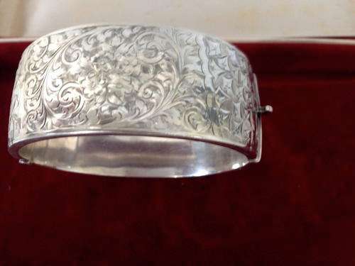 HALLMARK SILVER CLASP BANGLE BIRMINGHAM 1913 - 35 GRAMS