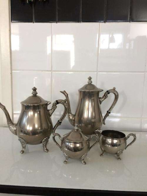 TEA SET IN VICTORIAN STYLE - TEAPOT/COFFEE POT/SUGAR+LID & MILK/CREAM JUG