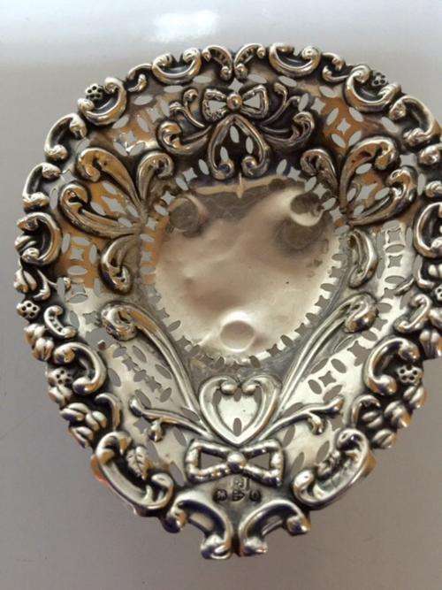HALLMARK SILVER CHESTER CIRCA 1897 BON BON DISH WITH 3 X BALL FEET