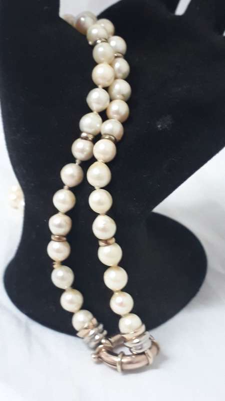 Vintage Pearl necklace with 9ct gold clasp