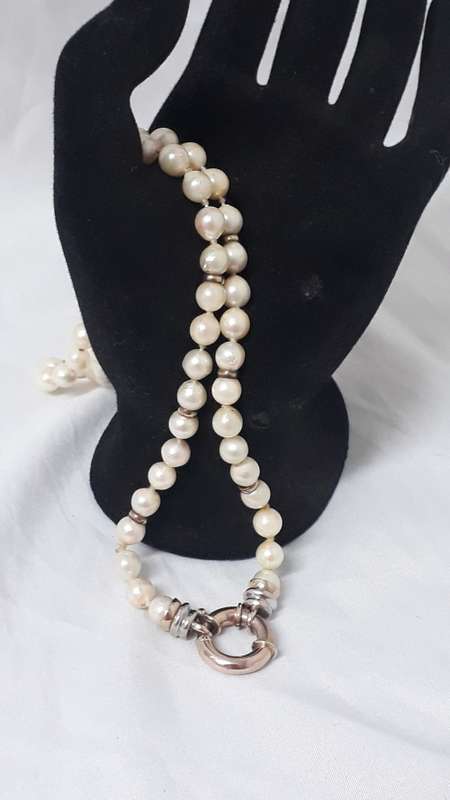 Vintage Pearl necklace with 9ct gold clasp