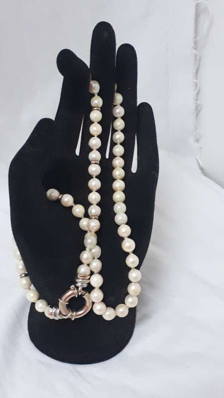 Vintage Pearl necklace with 9ct gold clasp