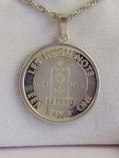 Les Huguenots R1 coin pendant