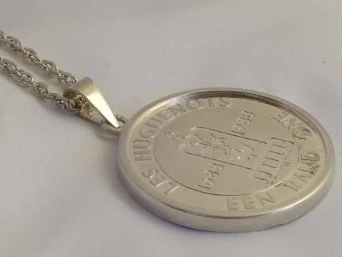 Les Huguenots R1 coin pendant