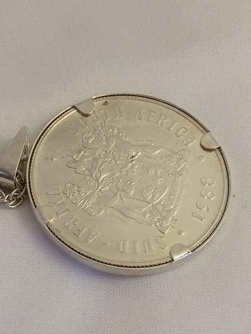 Les Huguenots R1 coin pendant