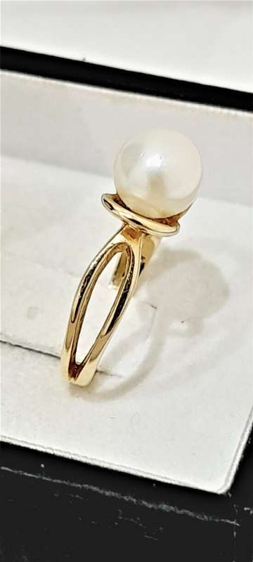 14k Yellow gold and pearl ring