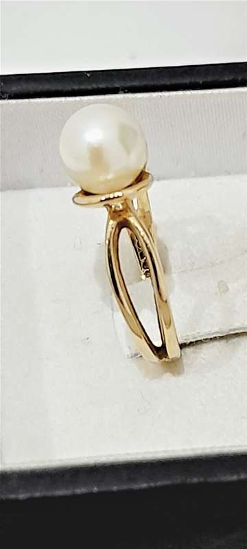 14k Yellow gold and pearl ring