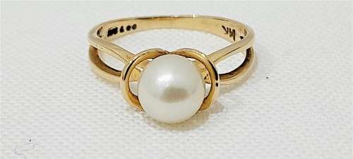 14k Yellow gold and pearl ring