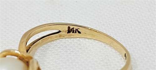 14k Yellow gold and pearl ring