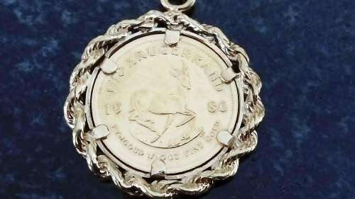 1986 1/10 22ct Gold Krugerrand set in 9ct Gold Ornate Woven Chain Bezel