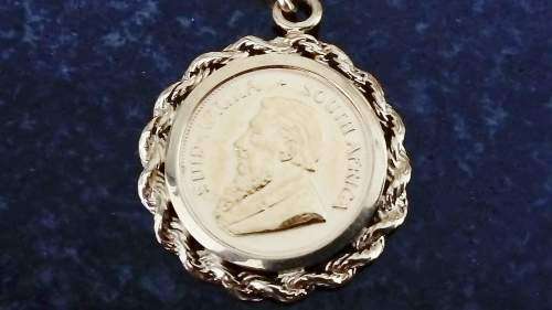 1986 1/10 22ct Gold Krugerrand set in 9ct Gold Ornate Woven Chain Bezel
