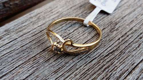 9ct Yellow & White Gold Dress Ring with one Single Cut Diamond.