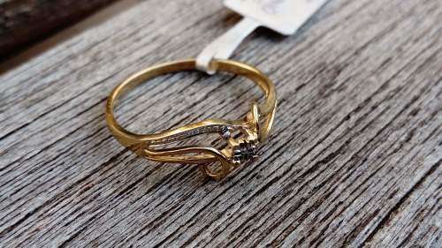 9ct Yellow & White Gold Dress Ring with one Single Cut Diamond.