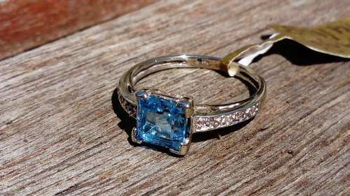 9ct White Gold Ring with Topaz & Diamonds