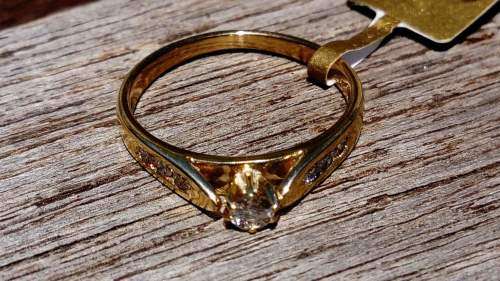 9ct Yellow Gold Ring with Seven Diamonds.