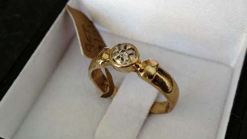 9ct Yellow Gold Ring with Diamond.