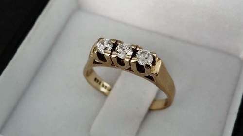 9ct Yellow Gold Ring with Cubic Zirconias.