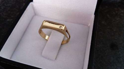 9ct Yellow Gold Ring with small Diamond.