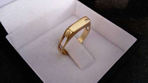 9ct Yellow Gold Ring with small Diamond.