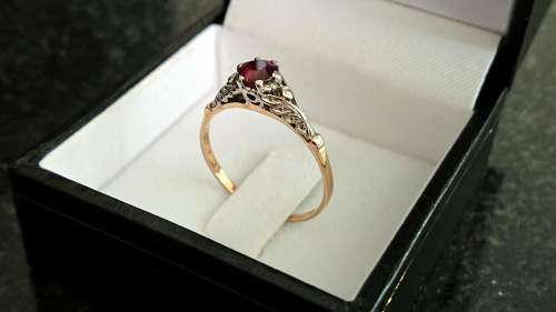 18ct Yellow Gold and Platinum Ring set with one round cut Ruby in claw setting - 2.2gr