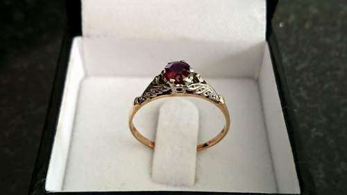 18ct Yellow Gold and Platinum Ring set with one round cut Ruby in claw setting - 2.2gr