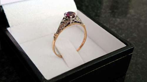 18ct Yellow Gold and Platinum Ring set with one round cut Ruby in claw setting - 2.2gr