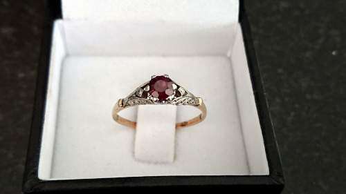 18ct Yellow Gold and Platinum Ring set with one round cut Ruby in claw setting - 2.2gr