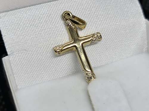 9ct Yellow Gold cross with Diamond - PLEASE READ THE DESCRIPTION BELOW FOR DETAILS AND SHIPPING