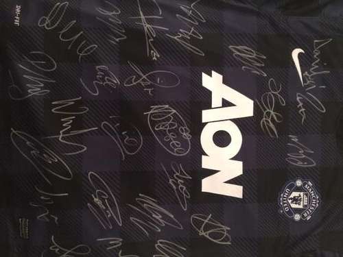 2013/2014 TEAM SIGNED MANCHESTER UNITED FOOTBALL /SOCCER SHIRT!! + COA!!