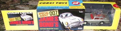 Corgi James Bond Aston Martin 04204 1:43 with gadgets.2015 release