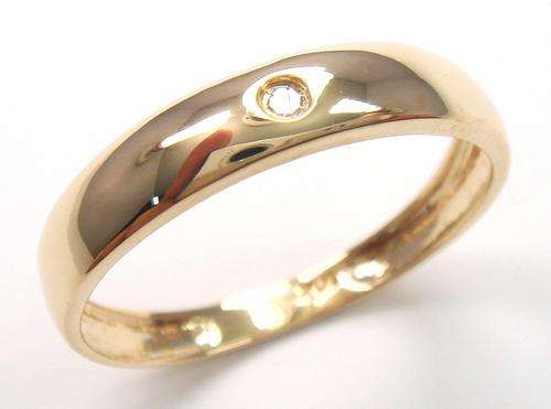 Beautiful solid 9kt gold and genuine diamond ring.