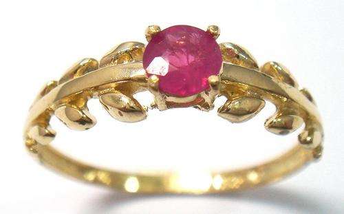 Beautiful solid 9kt gold genuine ruby ring.