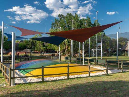 Dikhololo 18-22 January 2021 the 6 sleeper unit(4 adults and 2 kids under 12)