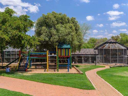 Dikhololo 18-22 January 2021 the 6 sleeper unit(4 adults and 2 kids under 12)