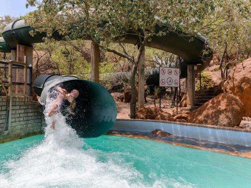 Dikhololo 18-22 January 2021 the 6 sleeper unit(4 adults and 2 kids under 12)