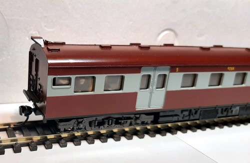 Suburban coach Lima 3rd class new with Kadee couplers in Lima box