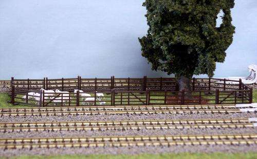 HO/OO Gauge Sheep + Lambs + "Kraal" new