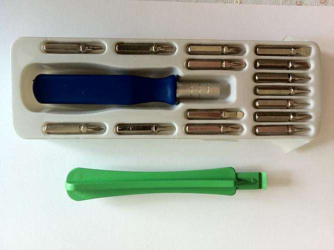 16-in-1 Cellphone/MP3 Player Toolset + **FREE** Cellphone Pry open tool