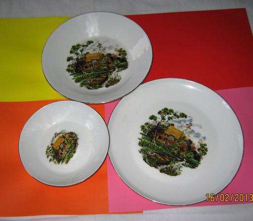VINTAGE SET OF PLATES AND BOWLS