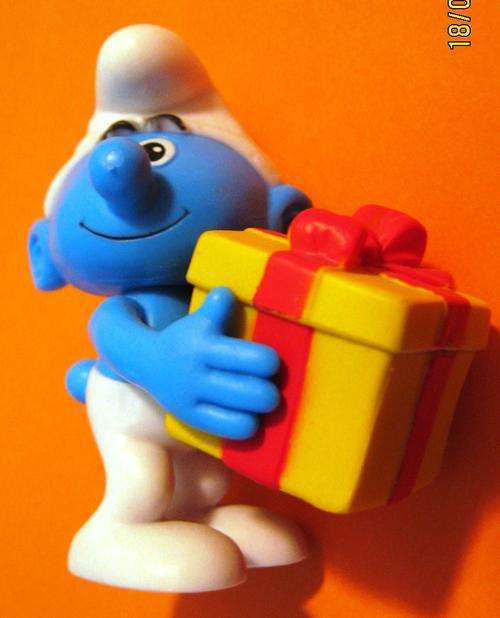 PEYO SMURF WITH YELLOW GIFT