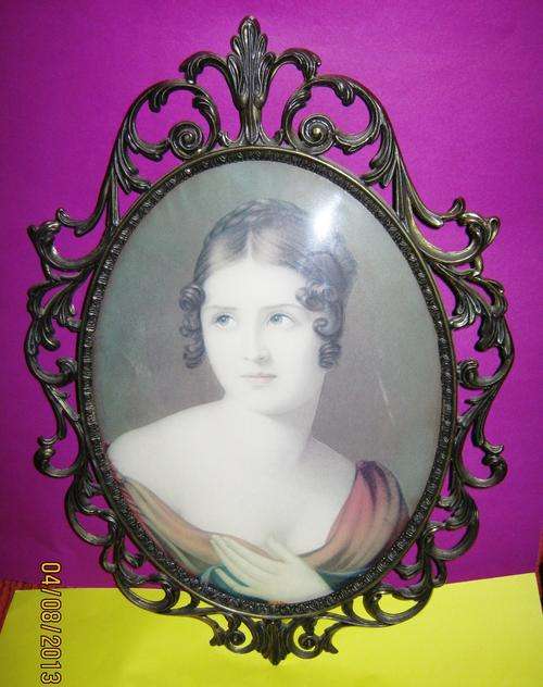ITALIAN MADE ANTIQUE-LOOKING METAL FRAME WITH CLASSIC PHOTO