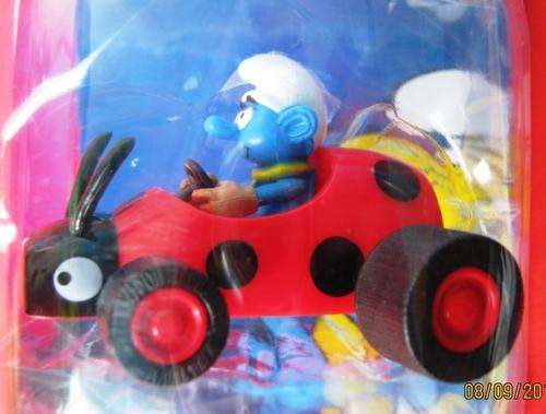 MINT IN BUBBLEPACK SMURF IN PULL-BACK ACTION BUG-CAR