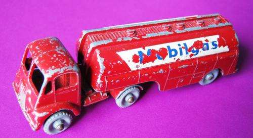 SCARCE THORNEYCROFT FUEL TANKER WITH GREY PLASTIC WHEELS BY LESNEY