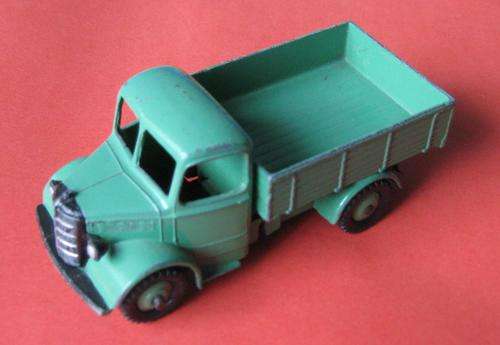 NEAR MINT NO 25w/411 BEDFORD TRUCK IN GREEN BY DINKY, ENGLAND (NOT LESNEY OR CORGI)