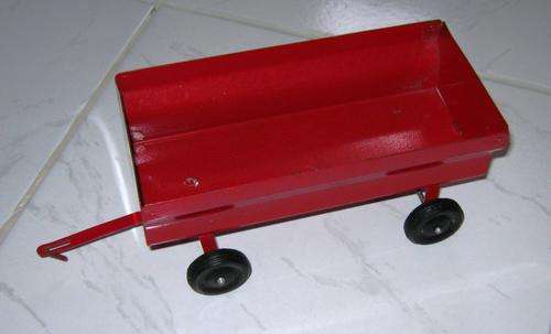 LARGE VINTAGE TINPLATE "ERTL" FARM TRAILER FROM THE USA IN GREAT CONDITION. SCALE 1:18 (NOT DINKY)