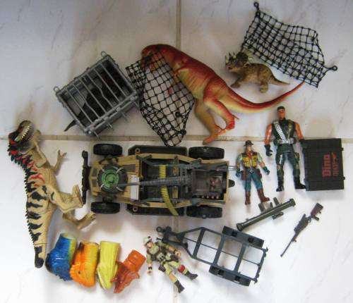 LARGE SET OF DINOSAUR HUNTERS WITH EQUIPMENT AND ANIMALS. 19 PIECES. VERY GOOD CONDITION. NOT DINKY